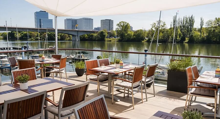Terrasse des FÄHRHAUS Hotels mit Blick auf die Mosel
